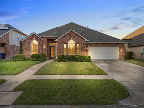 109 Hawke Bay Lane, Friendswood, TX 77546