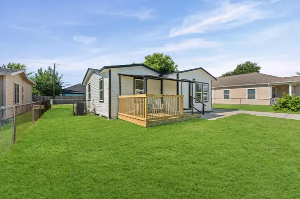 509 17th Avenue N, Texas City, TX 77590