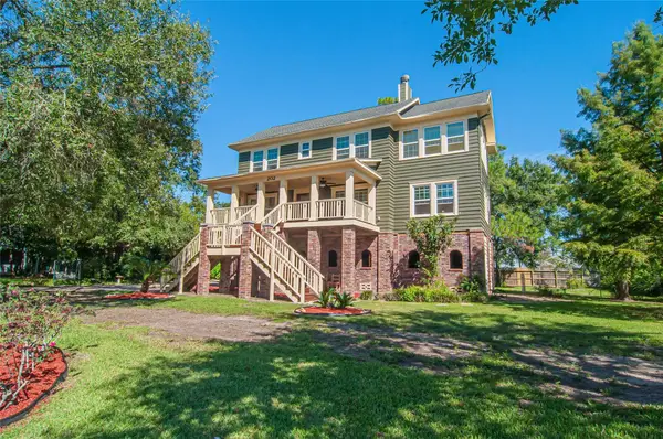 202 Meadowlawn Street, Shoreacres, TX 77571