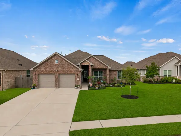 426 Hunters Crossing Drive, Sealy, TX 77474
