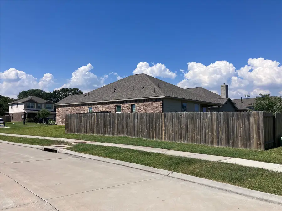 4219 W Bayou Maison Circle, Dickinson, TX 77539 - Image #3