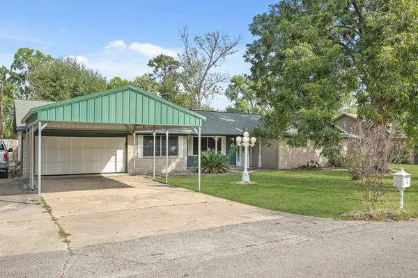 217 Pine Oak Drive, Highlands, TX 77562