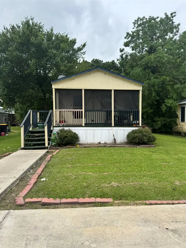 1212 Work Street, Anahuac, TX 77514