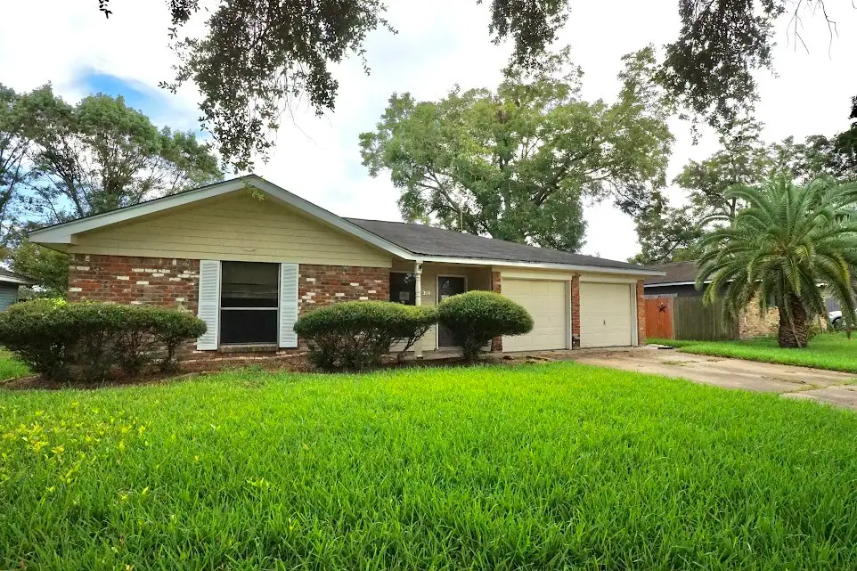324 Pine Street, Lake Jackson, TX 77566 - #1
