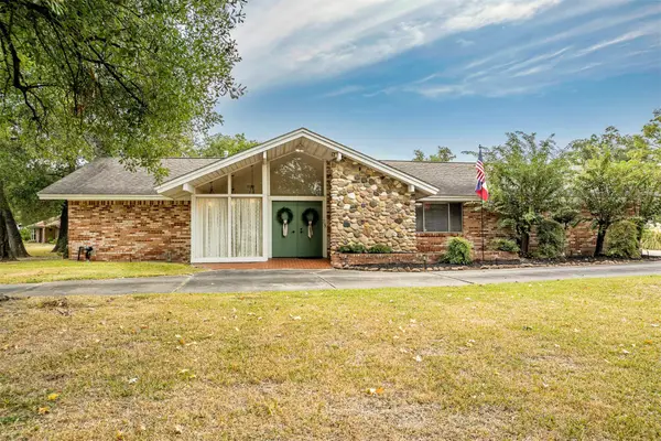 101 Crestway Drive, Baytown, TX 77520