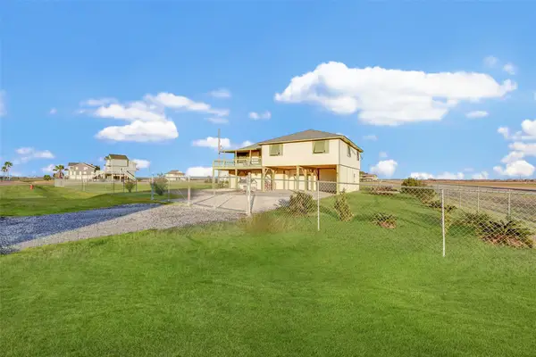 221 Flamingo Drive, Anahuac, TX 77514