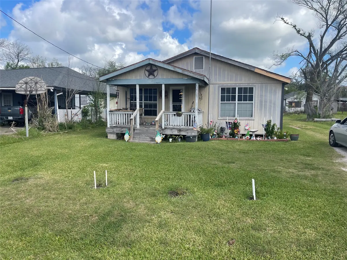 208 E Pecan Lane, Clute, TX 77531 - #1