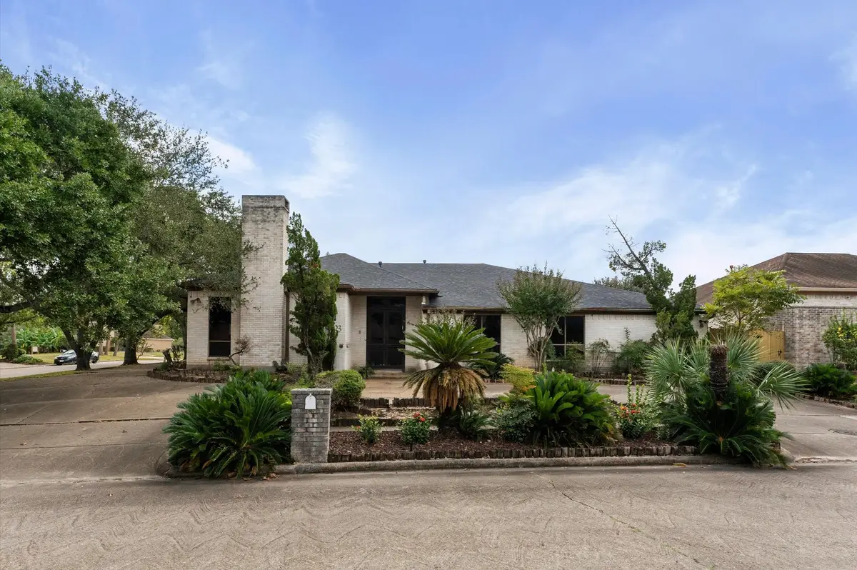 8103 Lake Edge Court, Houston, TX 77071 - Image #1