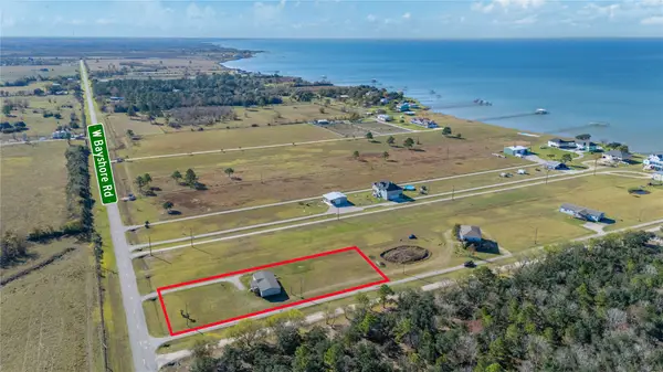 4423 W Bayshore Road, Anahuac, TX 77514