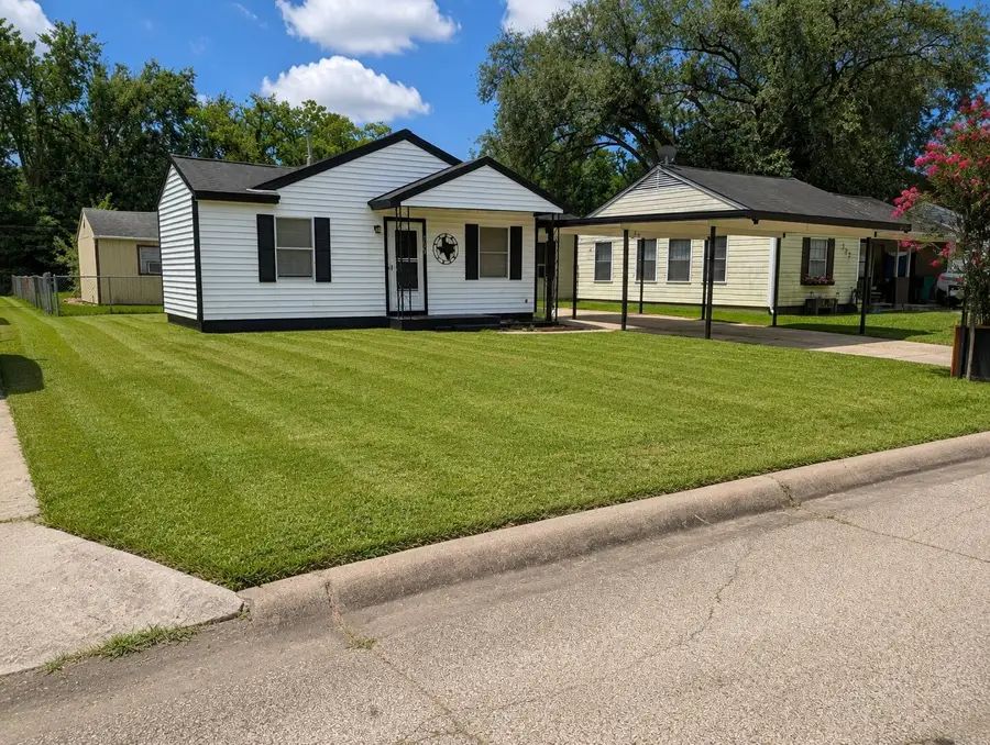736 Kyle Street, Angleton, TX 77515 - #2