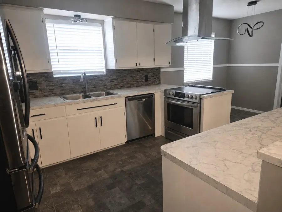 105 S Ringgold Street, West Columbia, TX 77486 - #3