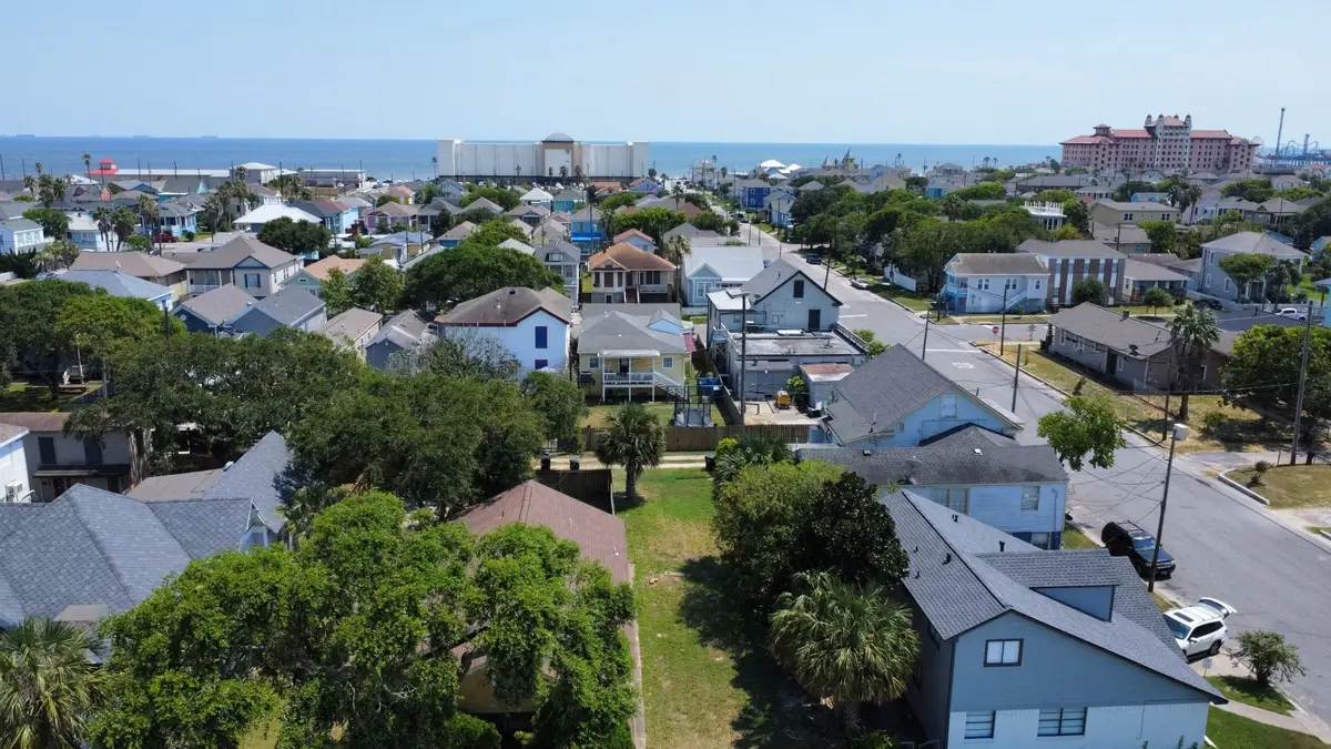 1723 M 1/2 Avenue, Galveston, TX 77550 - Image #1