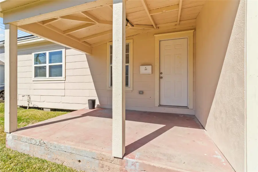 319 E B Street, La Porte, TX 77571 - #2