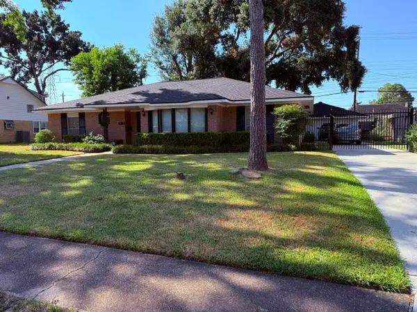 7823 Twin Hills Drive, Houston, TX 77071
