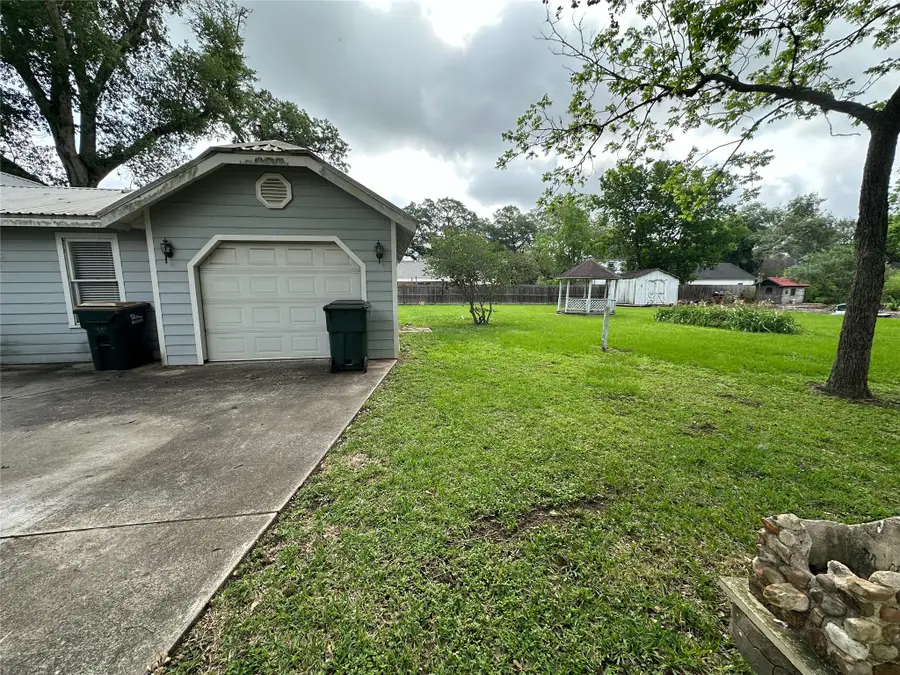 1008 Atchison St, Sealy, TX 77474 - #3