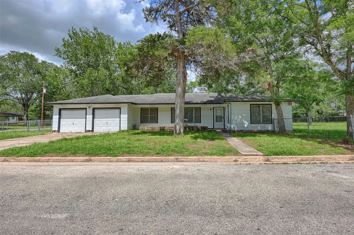401 S Market Street, Hallettsville, TX 77964 - #1