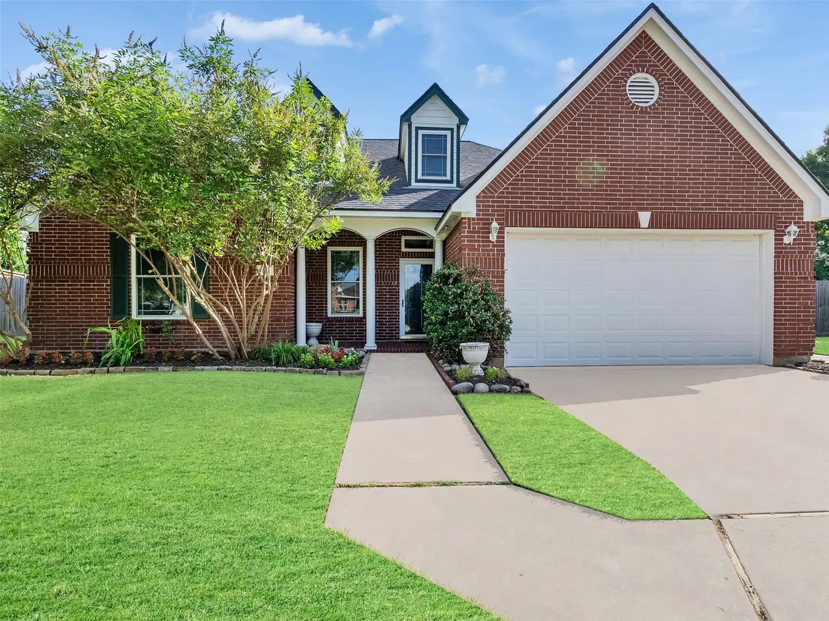 121 Jamestown Avenue, Clute, TX 77531 - #1
