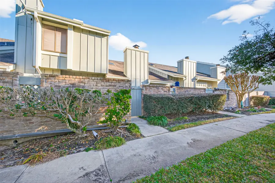 7082 Greenway Chase Street, Houston, TX 77072 - Image #2