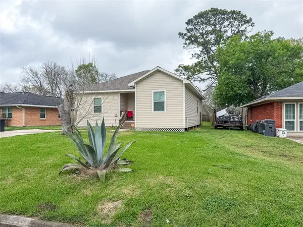 106 N Bayou Drive, Hitchcock, TX 77563
