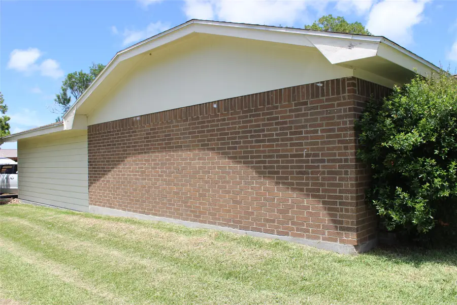 300 E Austin Avenue, Palacios, TX 77465 - #3