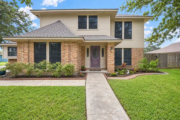 131 Frostwood Drive, Lake Jackson, TX 77566