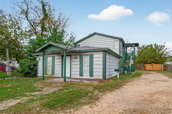 105 Clear Lake Road, Highlands, TX 77562