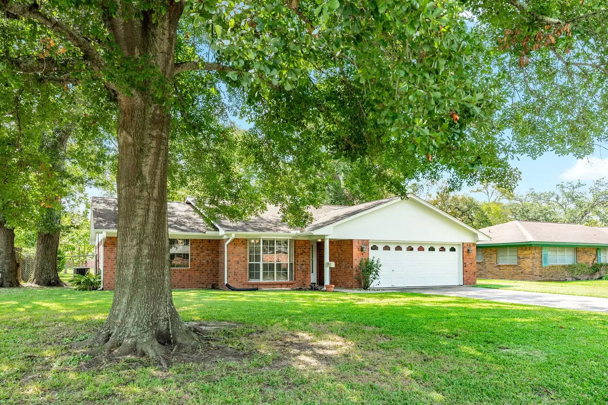 232 Wayne Dr, Clute, TX 77531 - #1