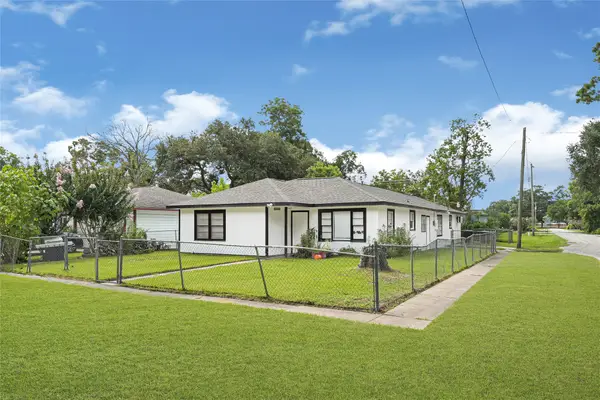 1033 W Snyder Street, Alvin, TX 77511