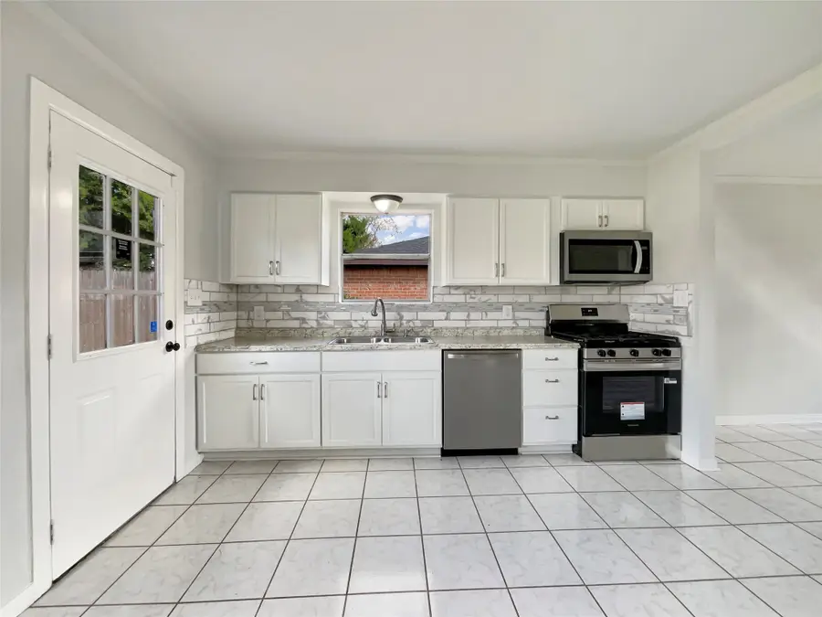 205 Bastrop Street, Angleton, TX 77515 - Image #2