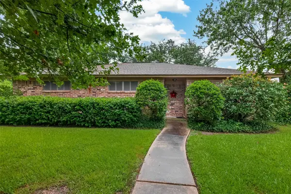 605 Julie Lane, Highlands, TX 77562