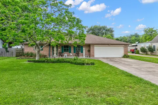 6831 Howe Street, Groves, TX 77619