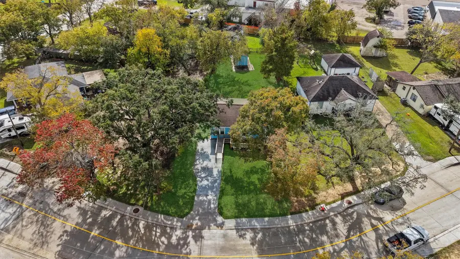 216 N Shady Oaks Street, Lake Jackson, TX 77566 - Image #2