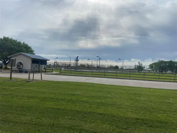 318 Brahman Trail, Angleton, TX 77515