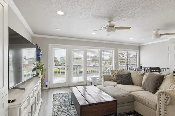 34 Dolphin Street, Hitchcock, TX 77563