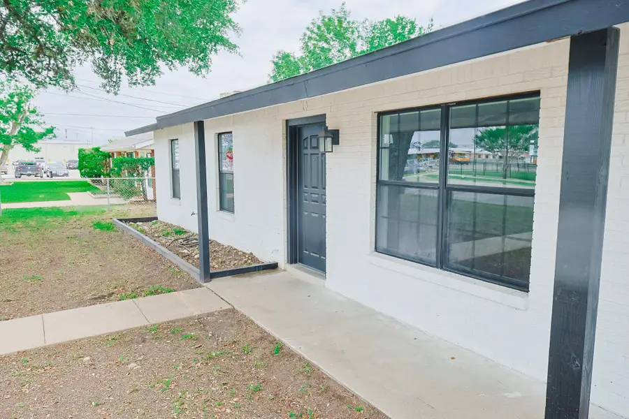 909 E Sarah Street, Cuero, TX 77954 - #2