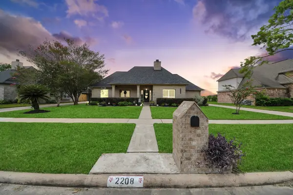 2208 Country Club Drive, Pearland, TX 77581