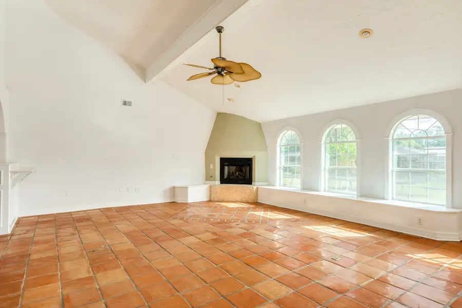 935 Magnolia Street, Lake Jackson, TX 77566 - Image #2