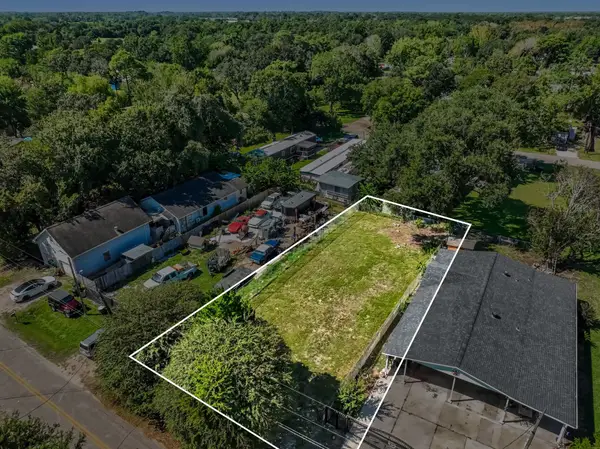 1814 W Blum Street, Alvin, TX 77511