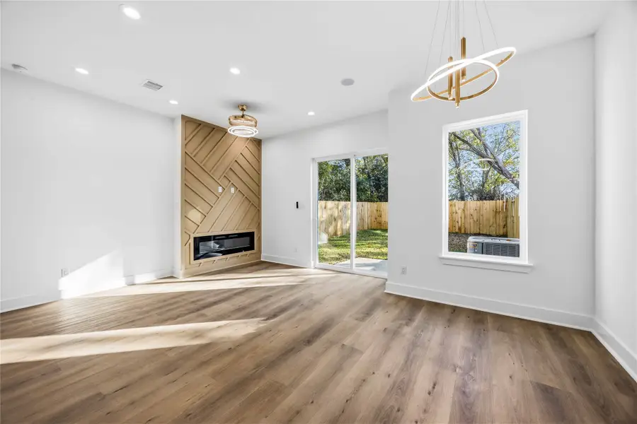 5903 Willow Glen Drive, Houston, TX 77033 - Image #2