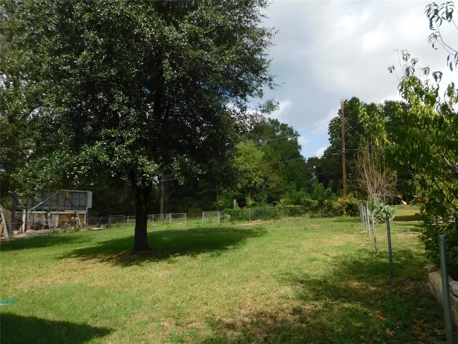 221 E Yell Street, Livingston, TX 77351 - Image #2