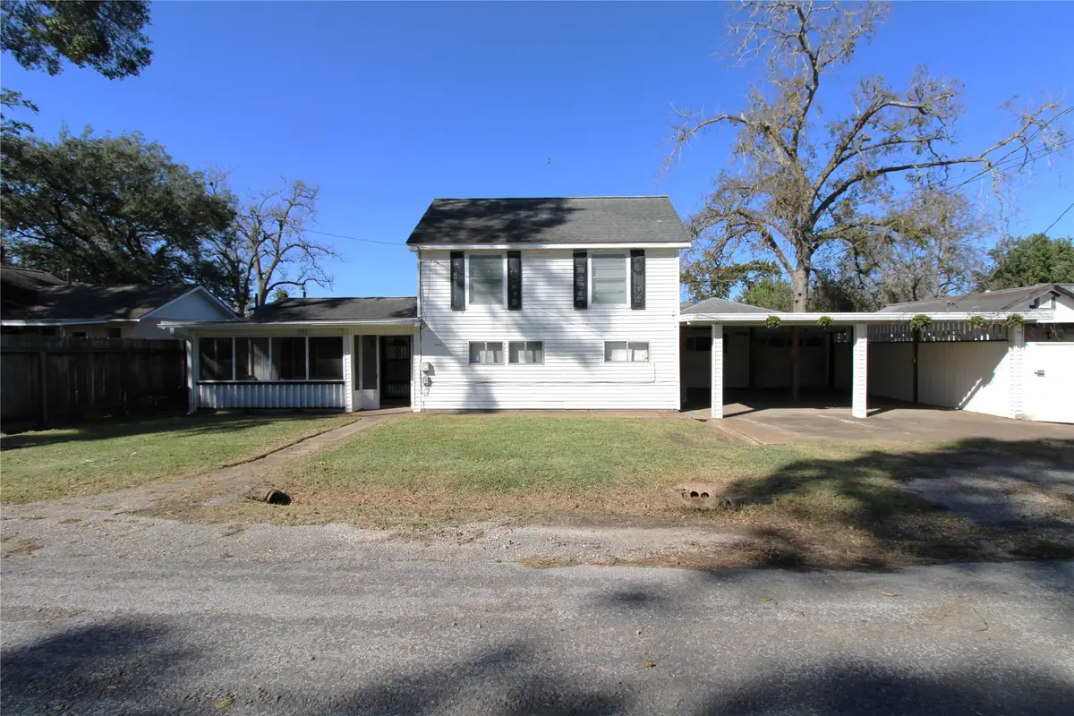 401 E 5th St, Sweeny, TX 77480 - Image #1
