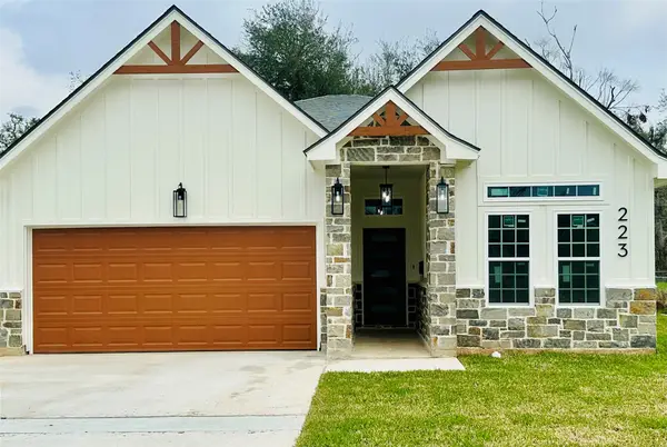 223 Laurel Street, Lake Jackson, TX 77566