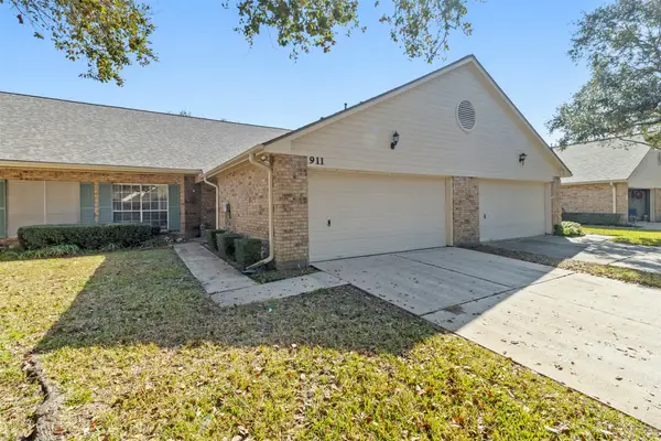 911 Woodfern Glen Lane, Pearland, TX 77584