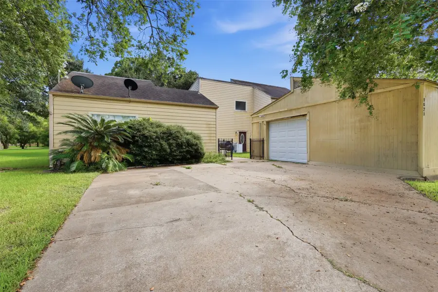 1621 & 1623 W Adoue Street, Alvin, TX 77511 - #2