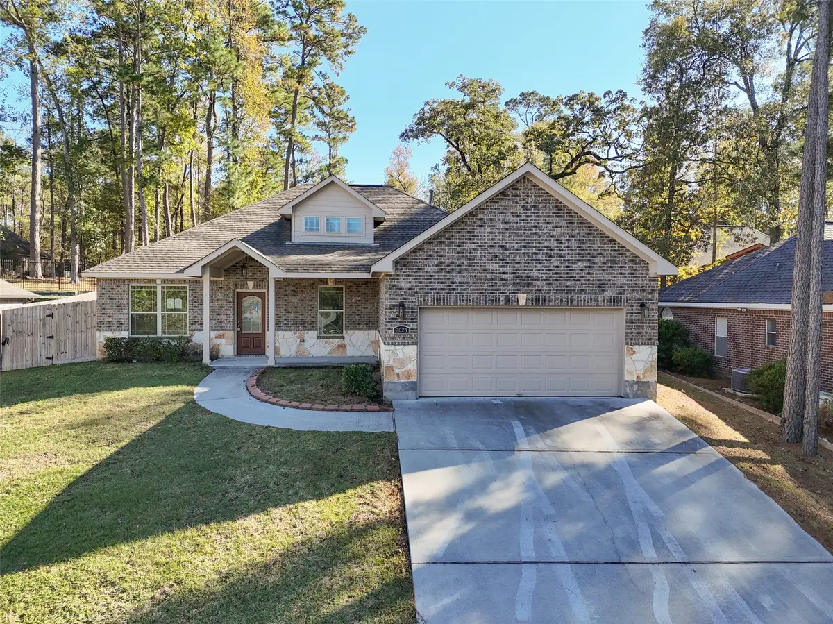 2028 E Lake Drive, Huntsville, TX 77340 - Image #1