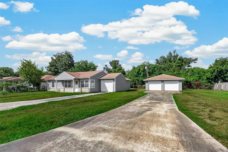 512 W Oak Street, Highlands, TX 77562 - #2