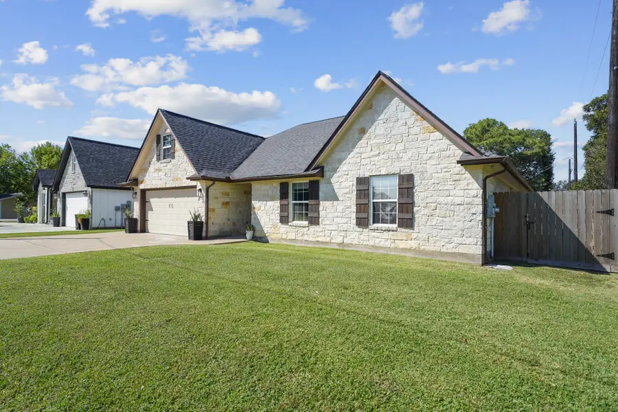 5822 3rd Street, Danbury, TX 77534 - Image #2