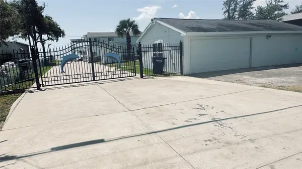 8720 Ocean Drive, Beach City, TX 77523