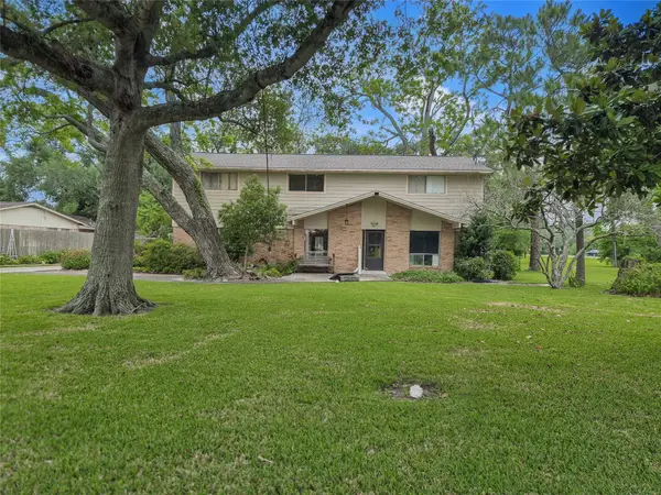 102 Post Oak, Lake Jackson, TX 77566