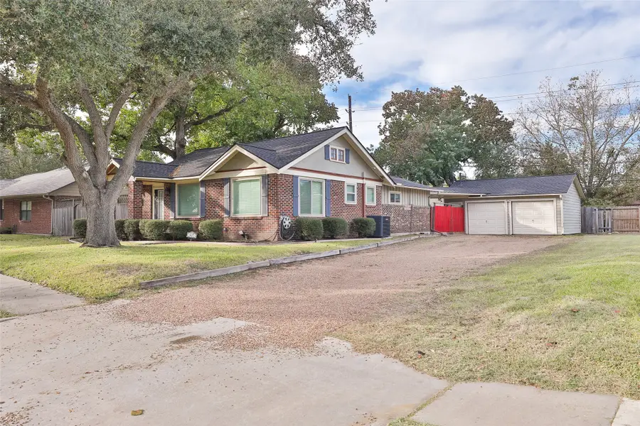 607 Lakeview Drive, Sugar Land, TX 77498 - Image #3